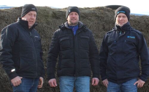 Peter Wolken (entrepreneur de travaux agricoles) et Heiner Hesselink avec le chef de région de SCHAUMANN Lars van de Water (de gauche à droite)